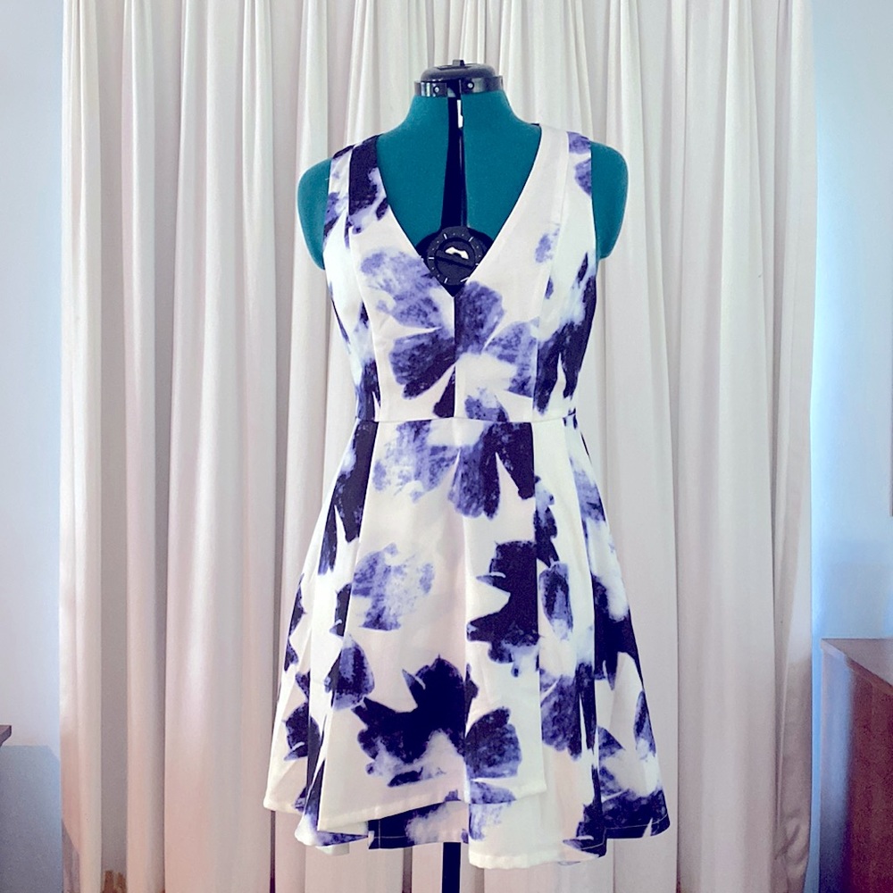 Lulu’s fit and flare dress with abstract indigo flowers size L